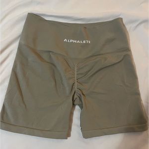 Alphalete Amplify 4.5’ in shade Willow